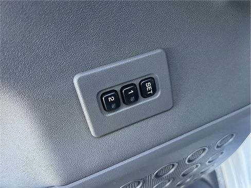 Used 2005 Nissan Titan LE w/ (U01) Nissan Navigation Pkg image 24