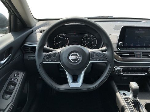 Used 2025 Nissan Altima 2.5 SV FWD image 15