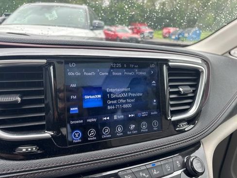 Used 2017 Chrysler Pacifica Limited w/ Advanced Safetytec Group FWD image 19