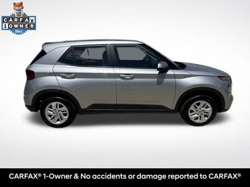 Used 2025 Hyundai Venue SE FWD image 2
