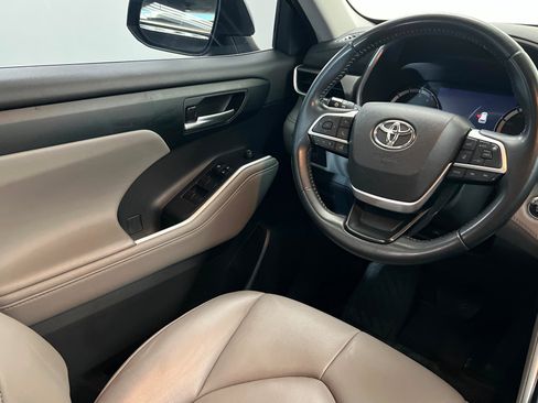 Used 2023 Toyota Highlander XLE AWD/4WD image 12