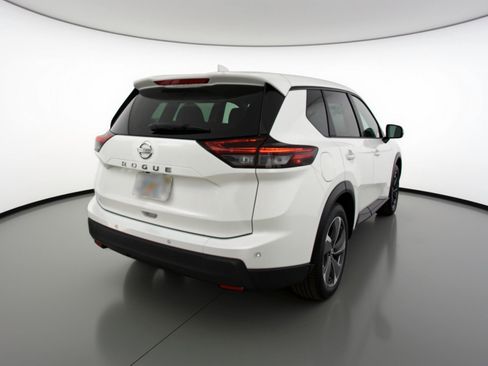 Used 2025 Nissan Rogue SV image 9