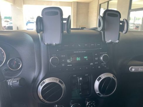 Used 2016 Jeep Wrangler Unlimited Sahara w/ Connectivity Group AWD/4WD image 16