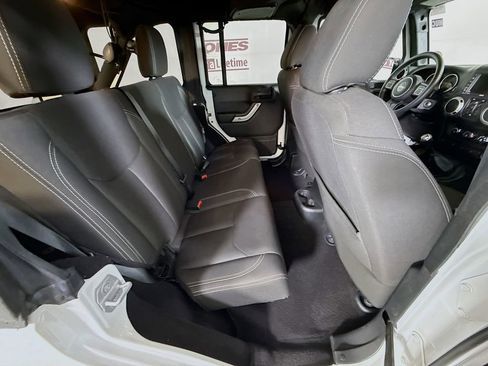 Used 2017 Jeep Wrangler Unlimited Sahara w/ Connectivity Group AWD/4WD image 26