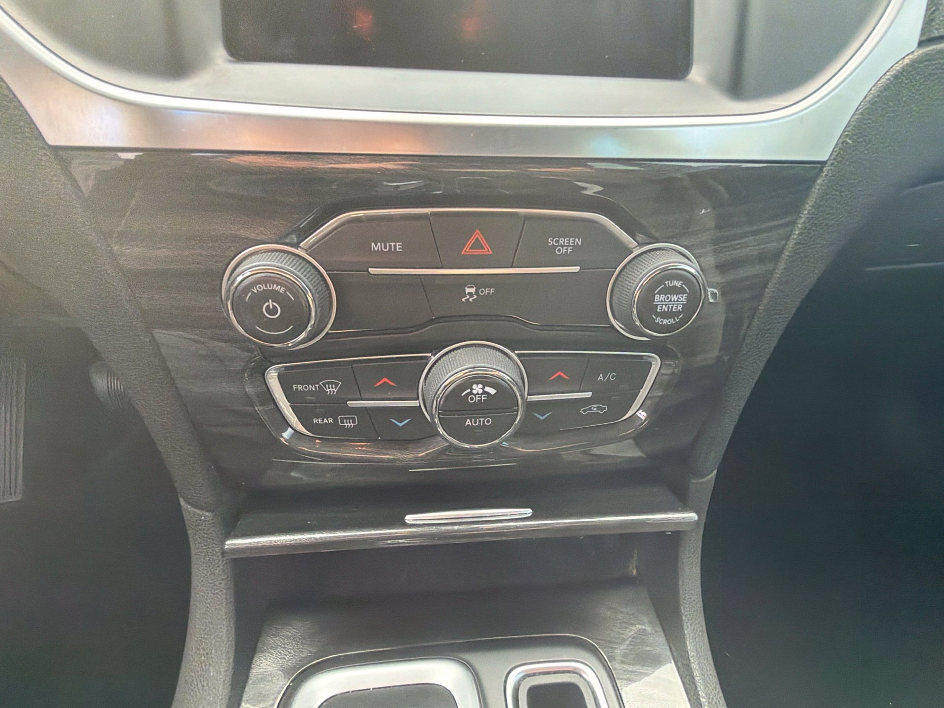 Used 2020 Chrysler 300 Touring w/ Sport Appearance Package RWD image 17