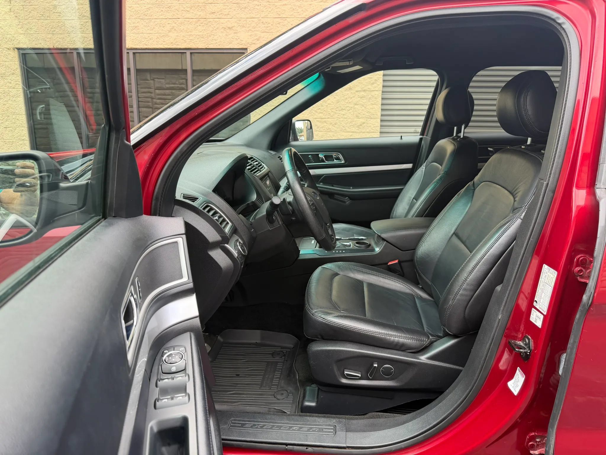 Used 2017 Ford Explorer XLT w/ Equipment Group 202A FWD image 20