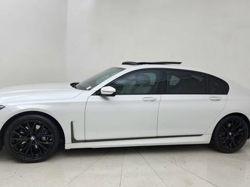 Used 2022 BMW 740i w/ M Sport Package image 3