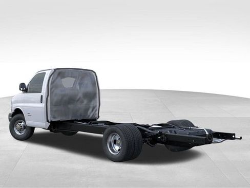 New 2026 Chevrolet Express 4500 w/ Power Convenience Package RWD image 3
