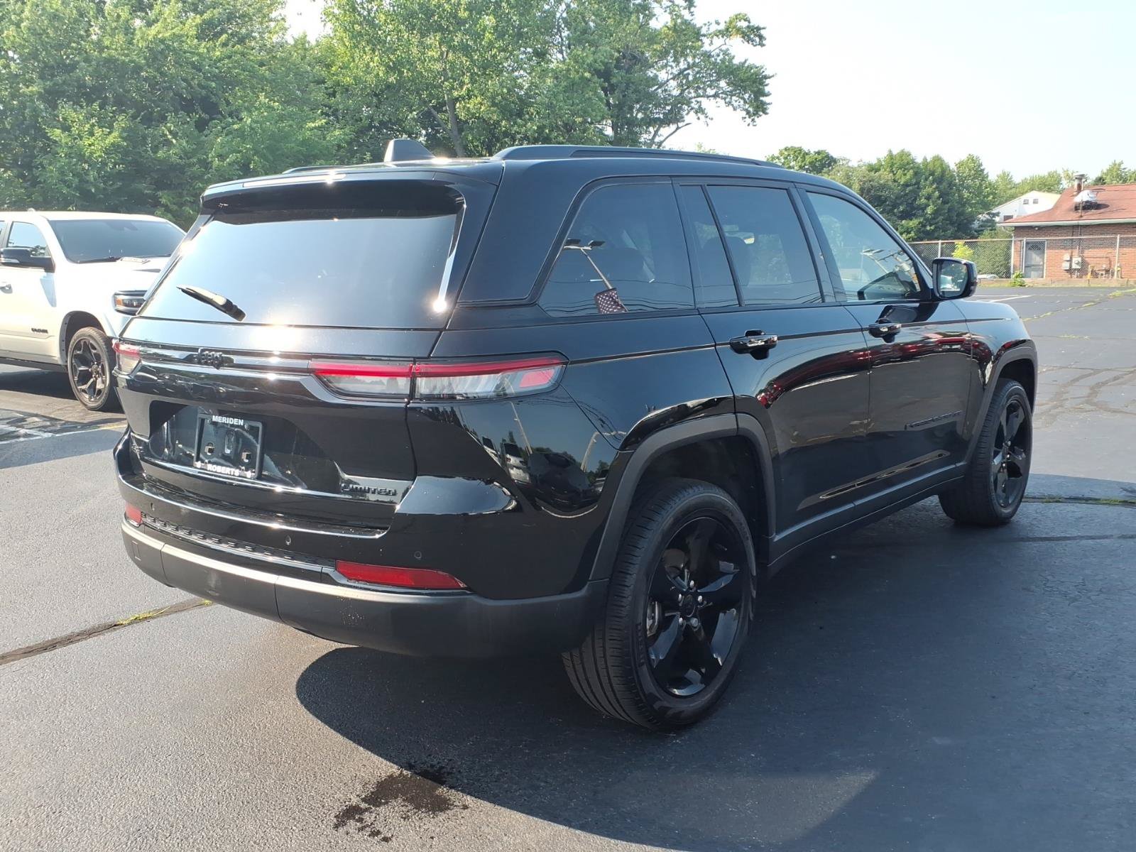 Used 2023 Jeep Grand Cherokee Limited w/ Black Appearance Package AWD/4WD image 8
