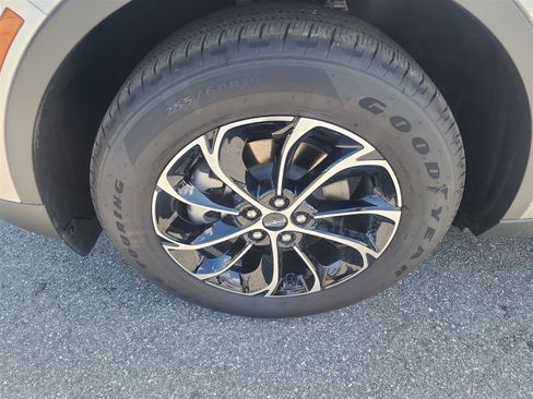 New 2025 Lincoln Nautilus Premier w/ Equipment Group 102A image 9