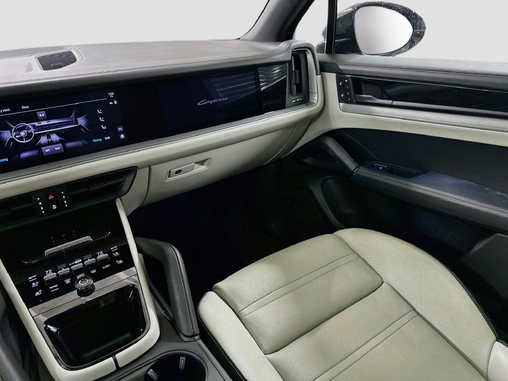 Certified 2024 Porsche Cayenne AWD/4WD image 24