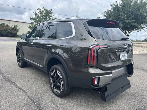 Used 2025 Kia Telluride EX w/ EX Captain's Chair Package FWD image 10