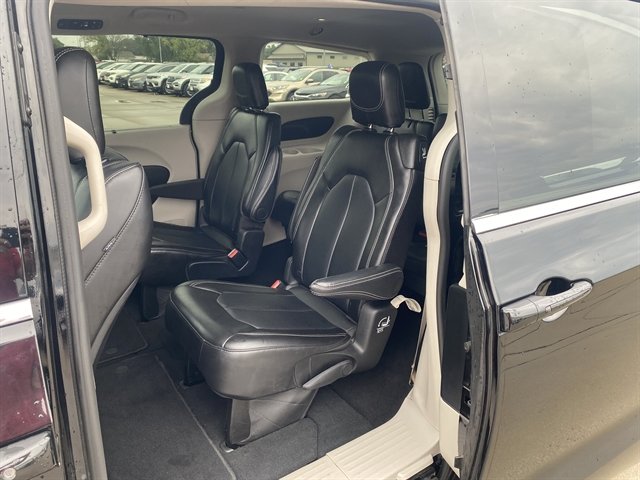 Used 2024 Chrysler Pacifica Touring-L FWD image 17