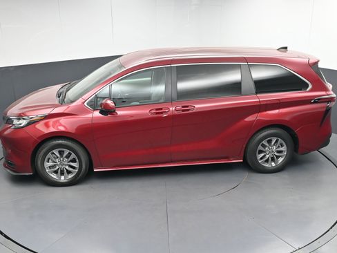 Used 2021 Toyota Sienna LE image 38