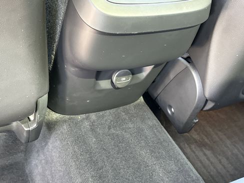 Used 2023 Volvo XC60 B5 Plus w/ Protection Package Premier image 11