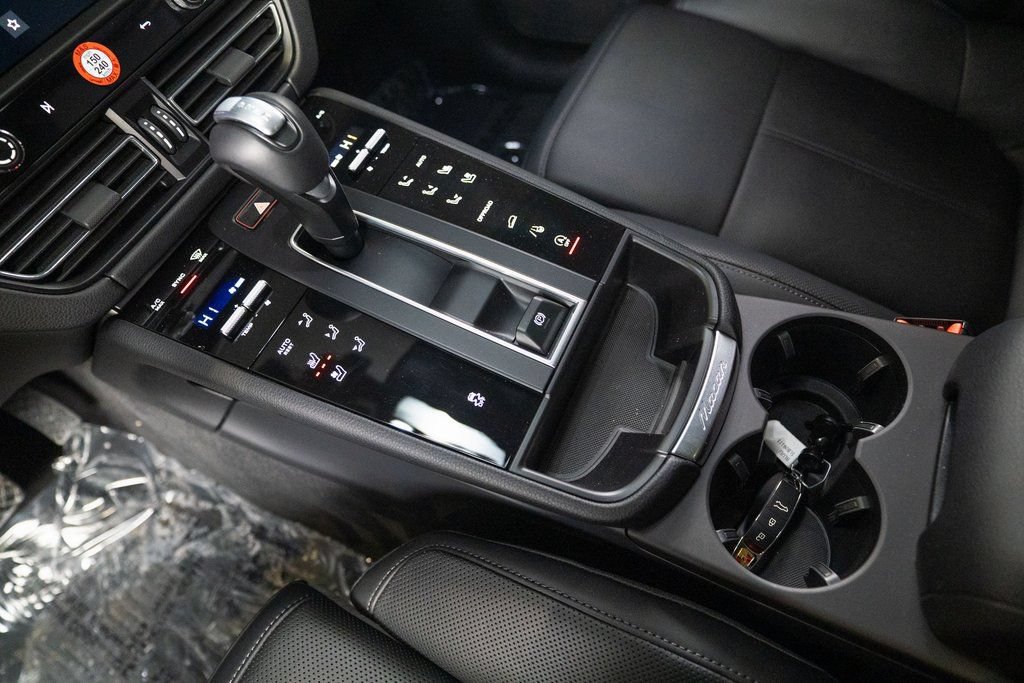 Certified 2025 Porsche Macan AWD/4WD image 24