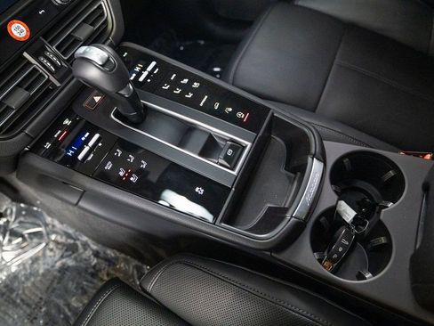 Certified 2025 Porsche Macan AWD/4WD image 24