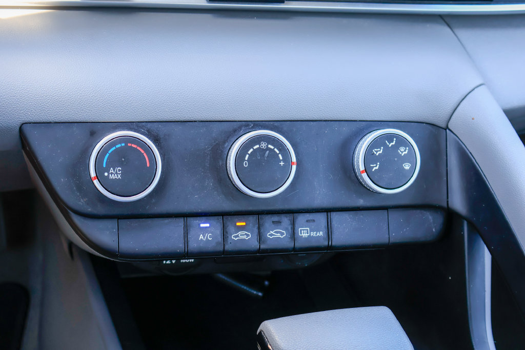 Used 2023 Hyundai Elantra SE w/ Cargo Package FWD image 16