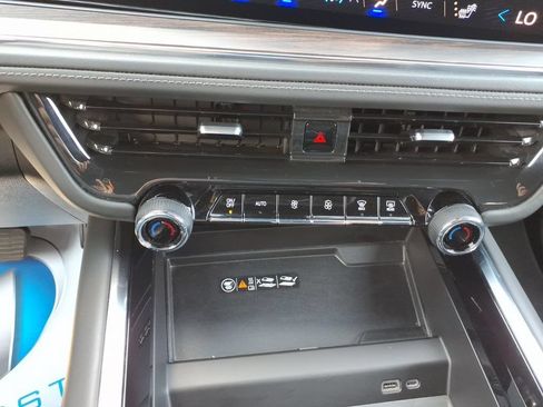 Used 2025 Chevrolet Tahoe LT RWD image 16