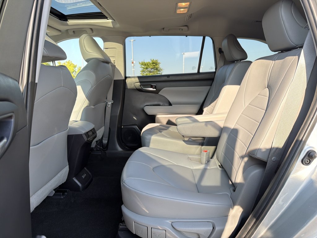 Used 2023 Toyota Highlander XLE AWD/4WD image 13