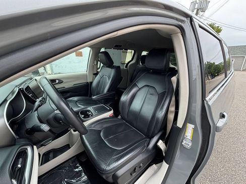 Used 2022 Chrysler Pacifica Touring-L FWD image 39