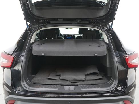 Used 2024 Chevrolet Trax LT w/ Sunroof Package image 17