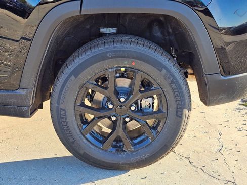 New 2026 Jeep Grand Cherokee Altitude image 9