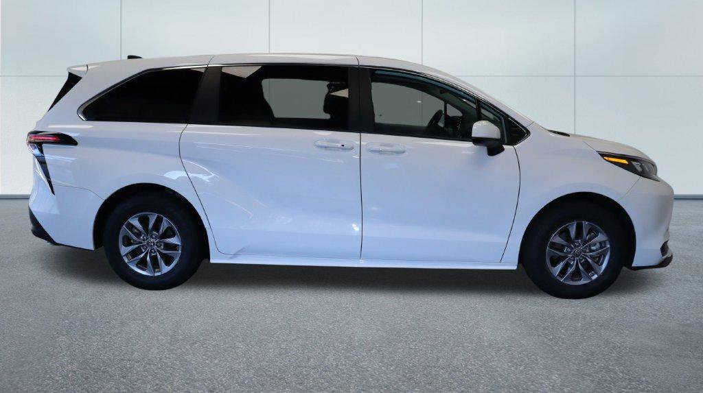 Used 2024 Toyota Sienna LE AWD/4WD image 9