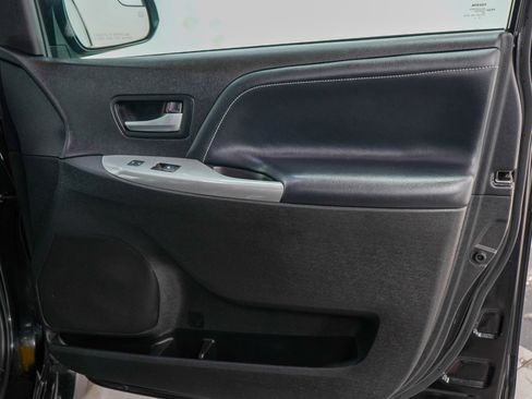 Used 2017 Toyota Sienna SE FWD image 12