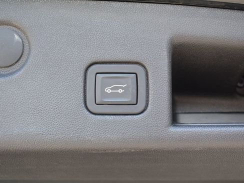 Used 2019 Chevrolet Equinox LT w/ Driver Convenience Package image 22