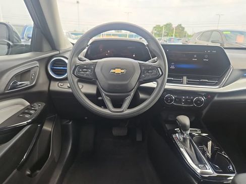 Used 2025 Chevrolet Trax LT FWD image 13