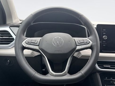 Used 2025 Volkswagen Taos SE AWD/4WD image 12