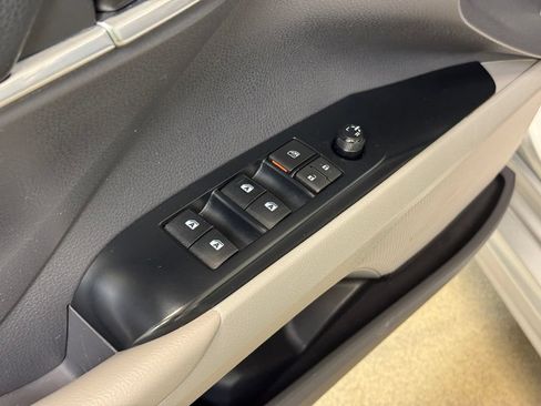 Used 2019 Toyota Camry SE w/ Convenience Package FWD image 10