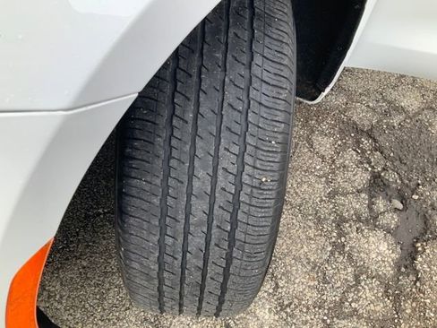 Used 2025 Chrysler Pacifica Select image 11