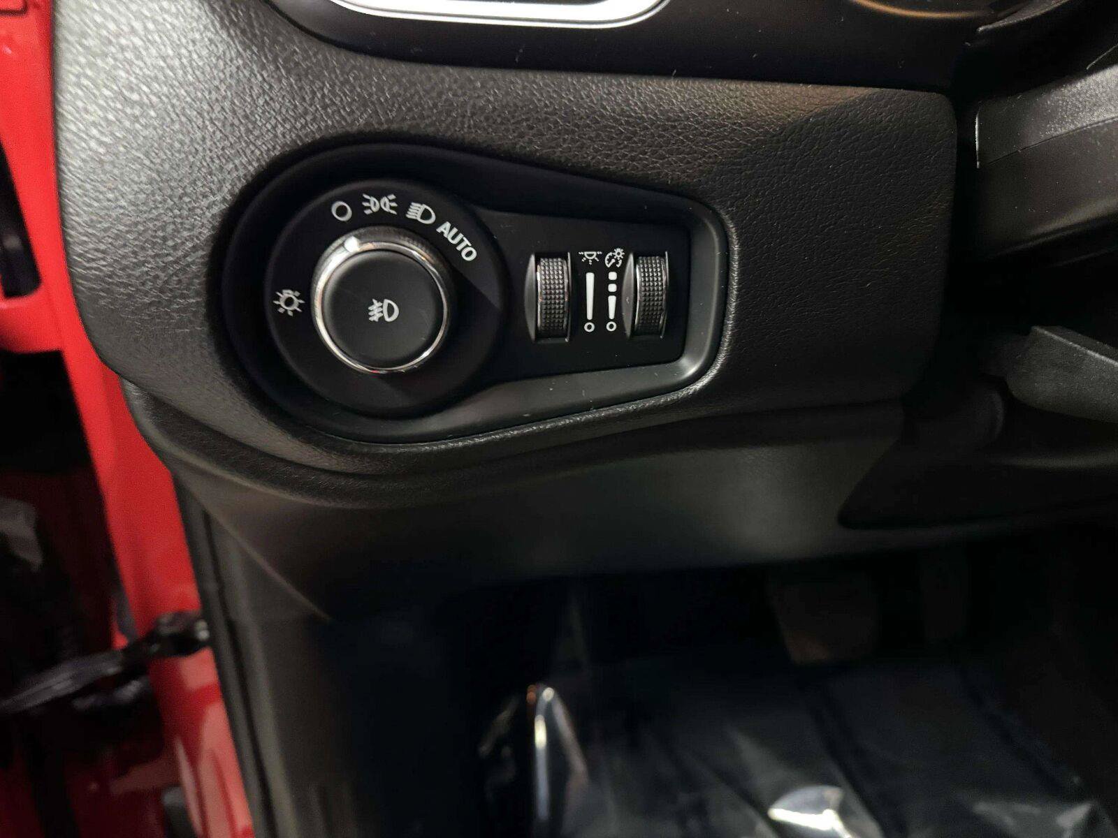 Used 2020 Jeep Renegade Latitude AWD/4WD image 25