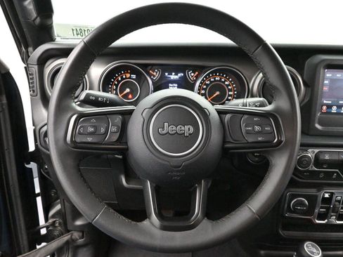 Used 2023 Jeep Gladiator Sport image 15