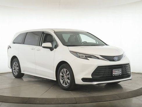 Used 2024 Toyota Sienna LE image 2