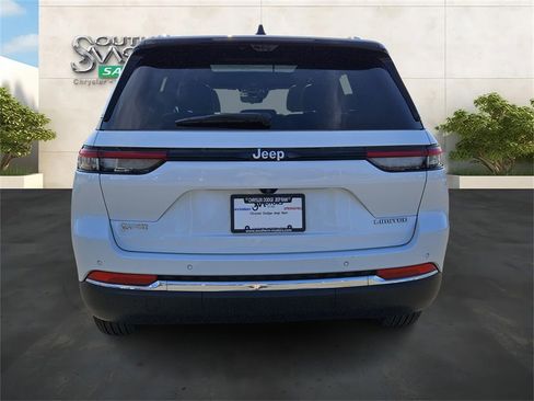 Used 2024 Jeep Grand Cherokee Limited w/ Luxury Tech Group II image 4