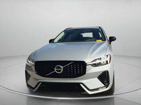 Used 2025 Volvo XC60 B5 Plus image 8