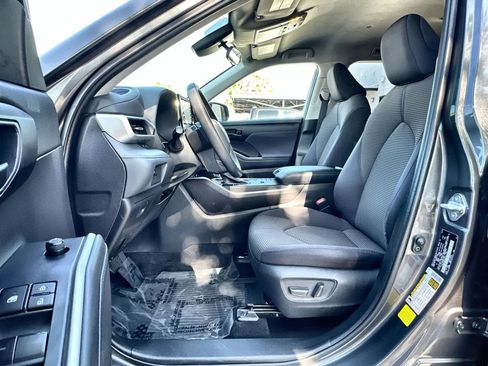 Used 2022 Toyota Highlander L image 2