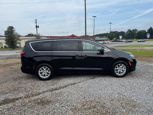 Used 2023 Chrysler Pacifica Touring FWD image 2