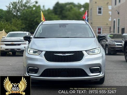 Used 2024 Chrysler Pacifica Touring-L FWD image 2