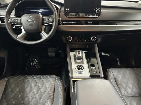 Used 2023 Mitsubishi Outlander AWD image 16