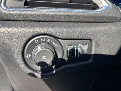 Used 2025 Chrysler Pacifica Limited image 19