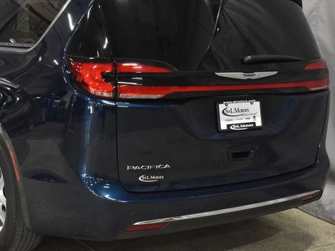 Certified 2025 Chrysler Pacifica Select image 9