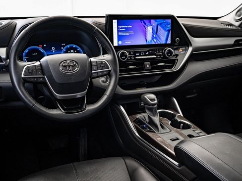 Used 2023 Toyota Highlander Platinum image 4