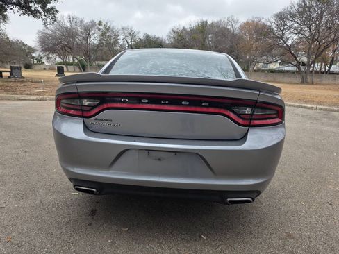 Used 2017 Dodge Charger SE RWD image 4