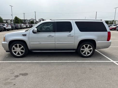 Used 2013 Cadillac Escalade ESV Luxury AWD/4WD image 2
