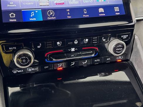 Used 2023 Jeep Grand Cherokee Overland w/ Advanced Protech Group III image 22