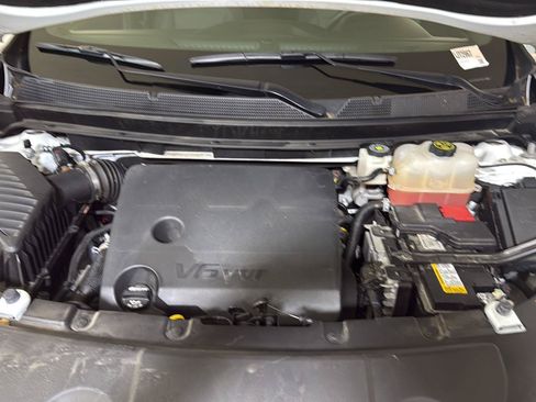 Used 2023 Chevrolet Traverse LT FWD image 2